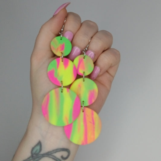 Neon MIX -korvakorut kolmella pallolla, eri vaihtoehtoja