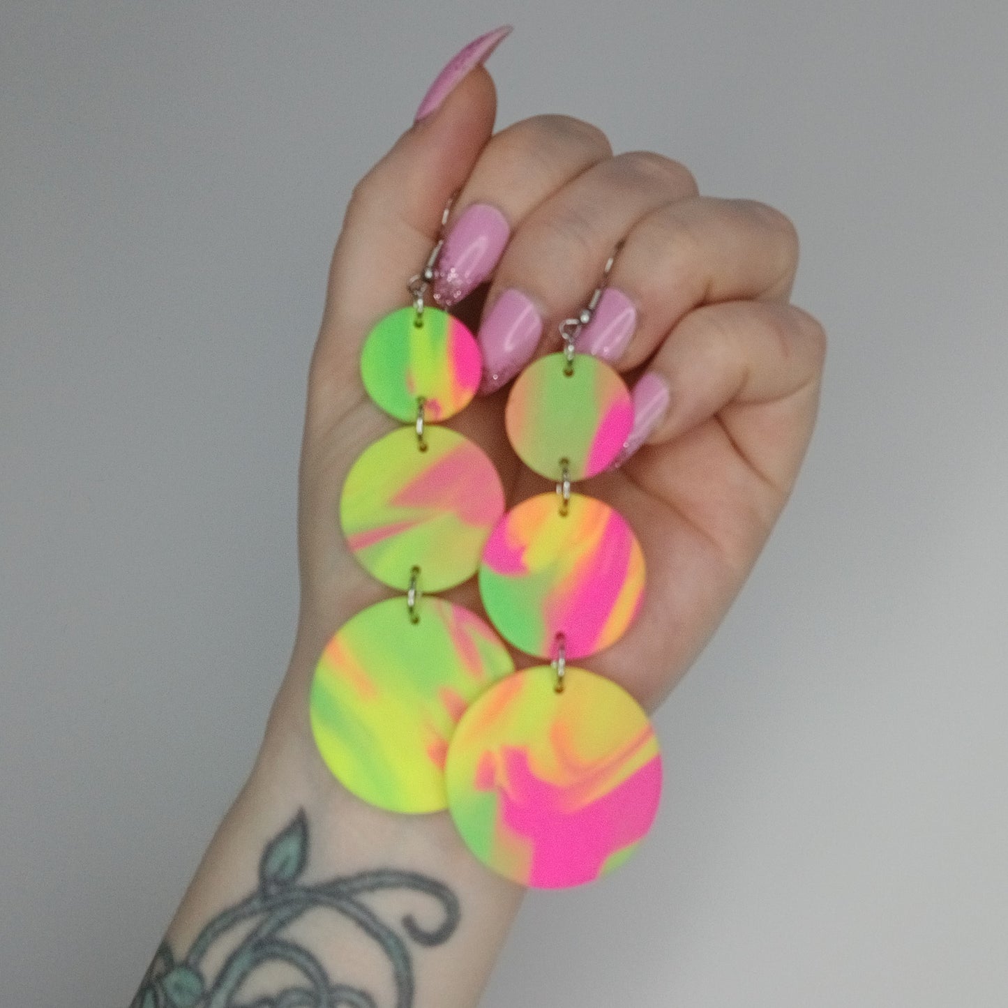 Neon MIX -korvakorut kolmella pallolla, eri vaihtoehtoja