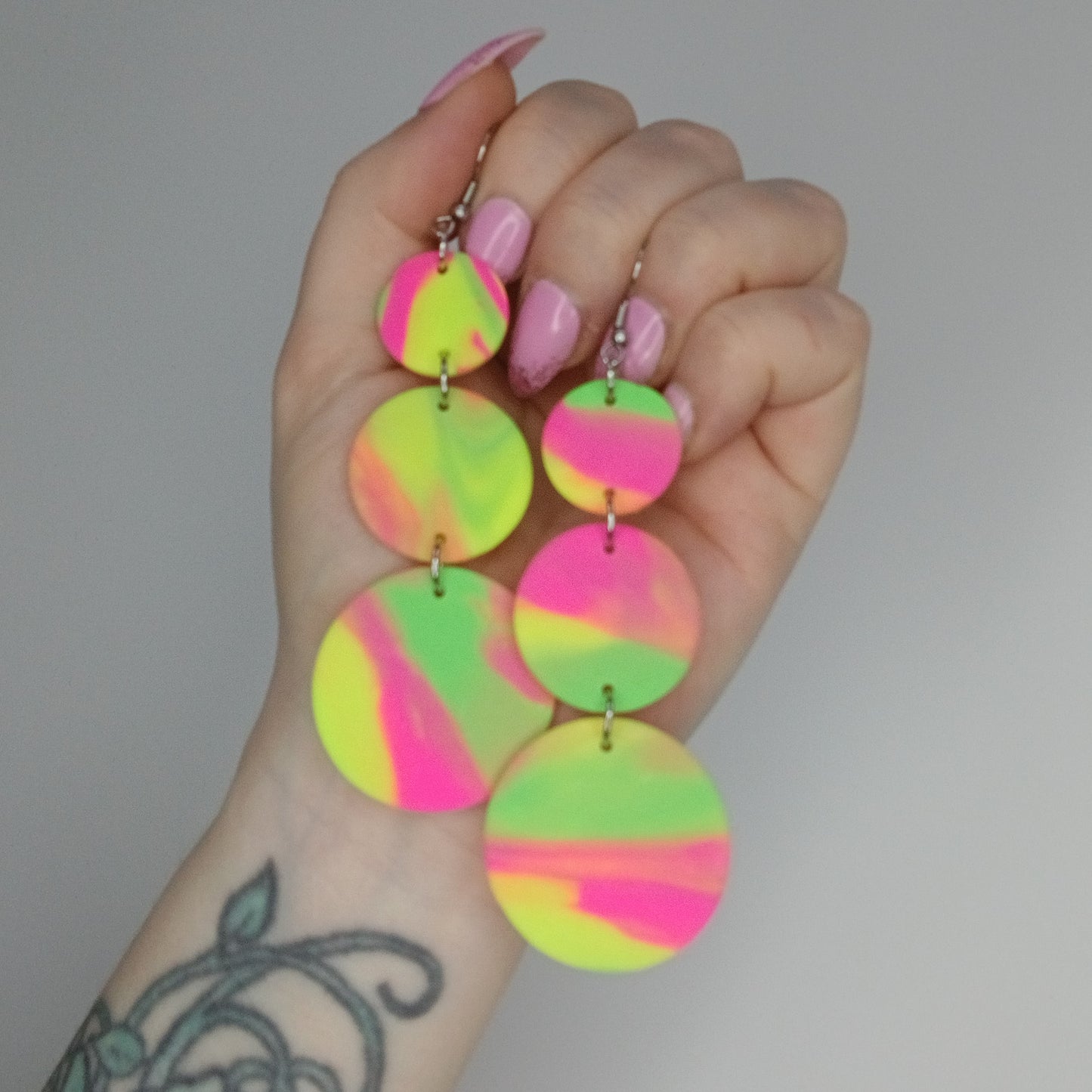 Neon MIX -korvakorut kolmella pallolla, eri vaihtoehtoja