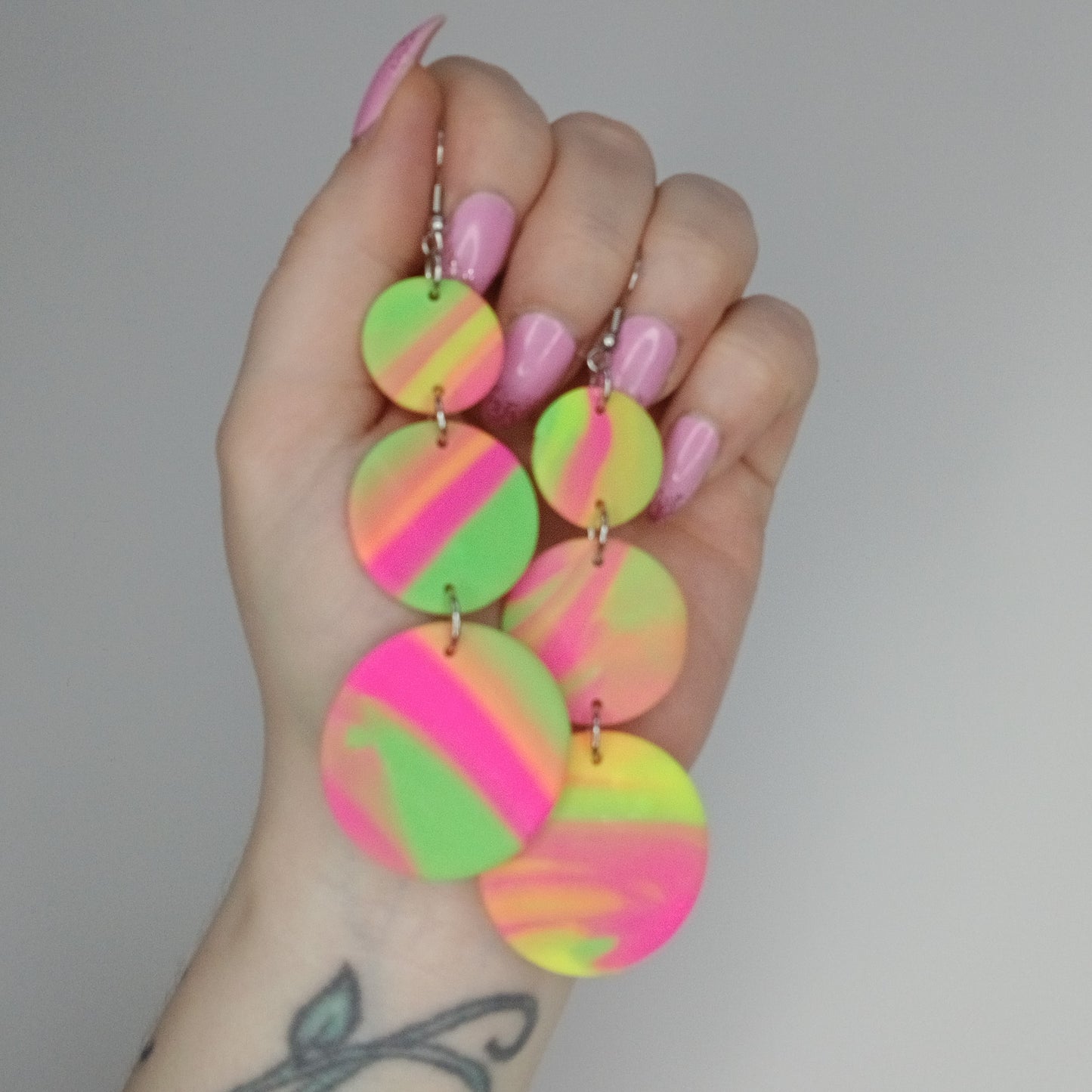 Neon MIX -korvakorut kolmella pallolla, eri vaihtoehtoja