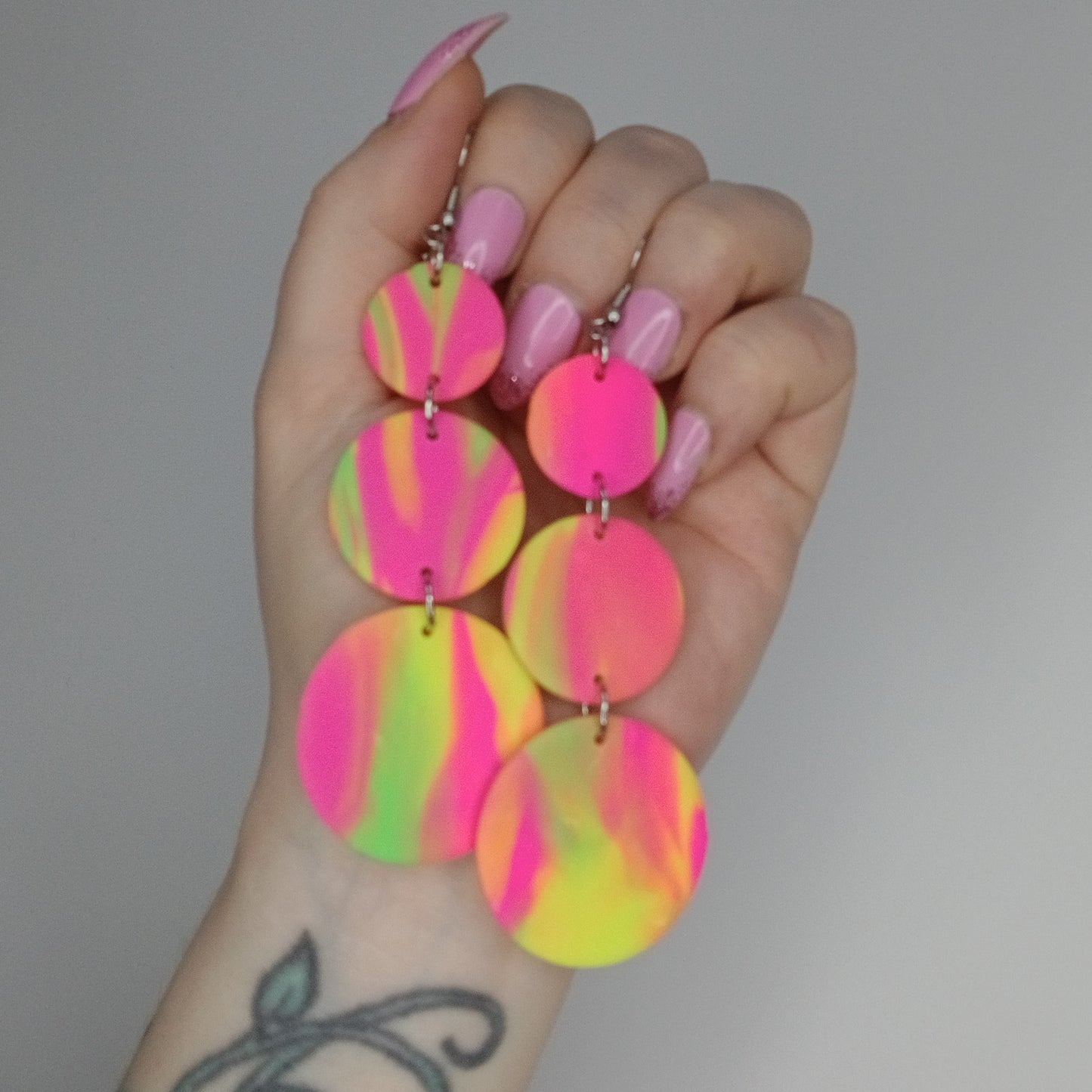 Neon MIX -korvakorut kolmella pallolla, eri vaihtoehtoja