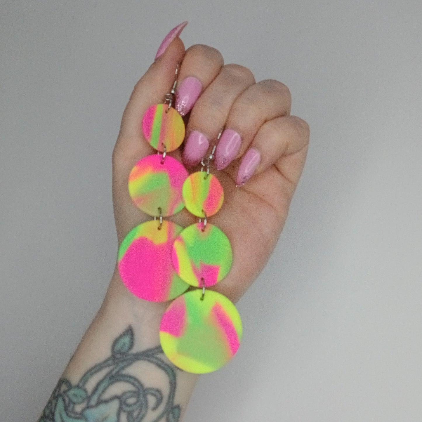 Neon MIX -korvakorut kolmella pallolla, eri vaihtoehtoja