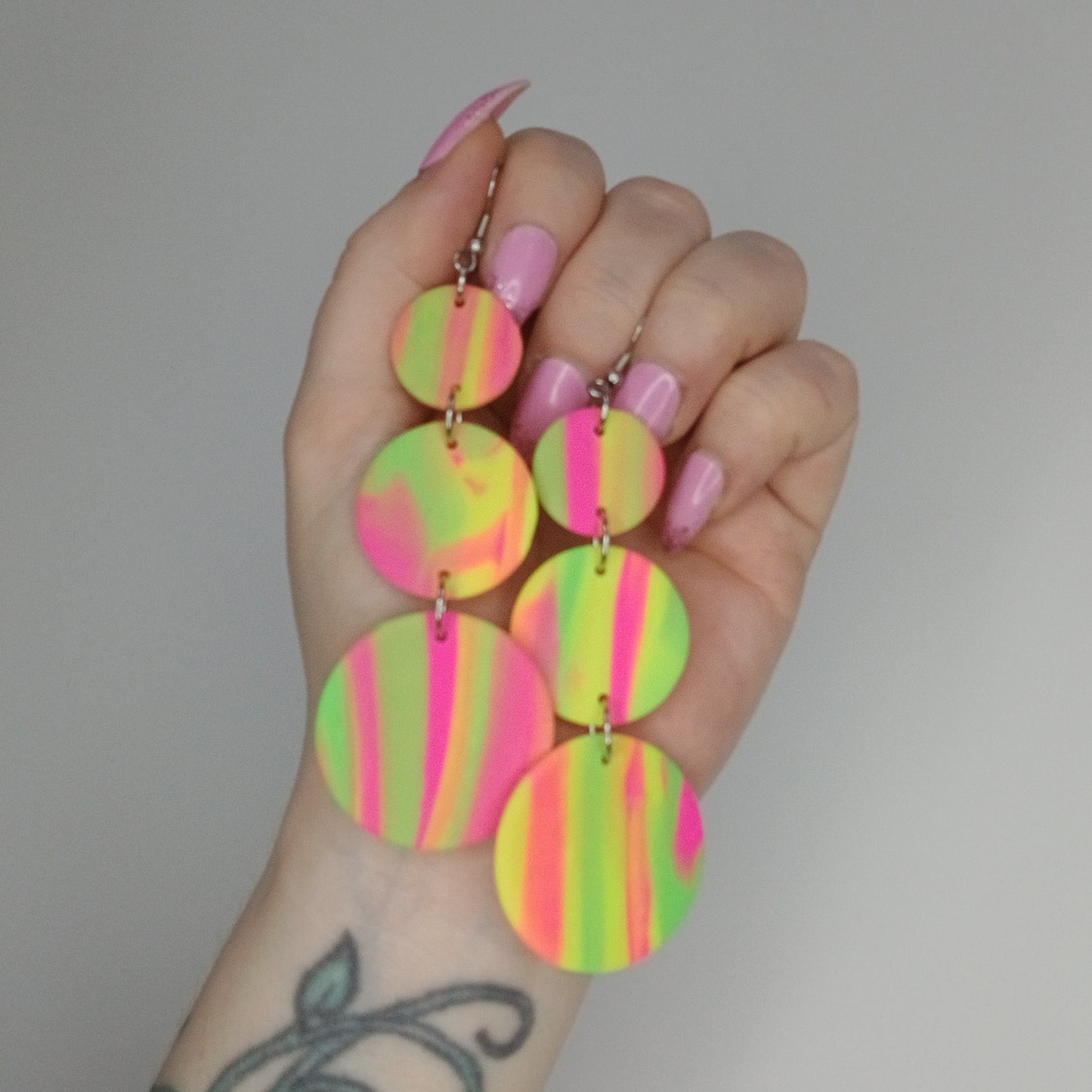 Neon MIX -korvakorut kolmella pallolla, eri vaihtoehtoja