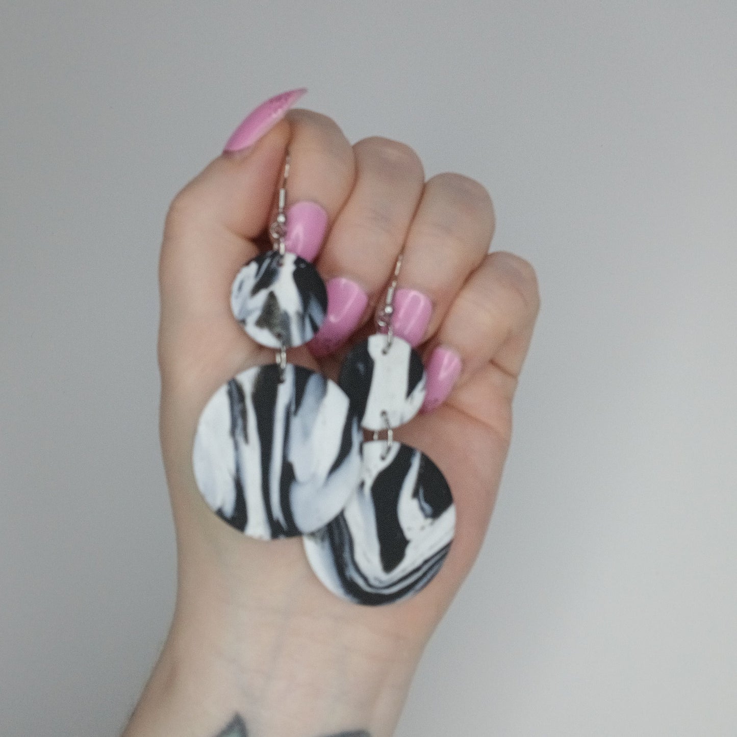 Mustavalkeat korvakorut kahdella pallolla, eri vaihtoehtoja