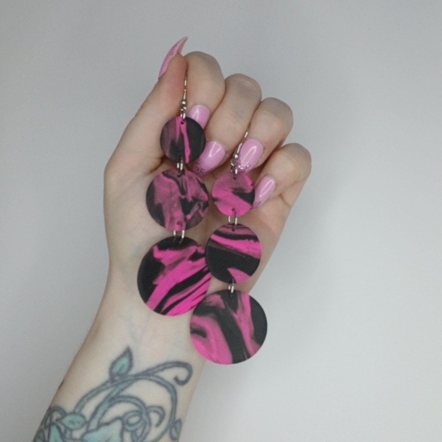 Pinkki-mustat korvakorut kolmella pallolla, eri vaihtoehtoja