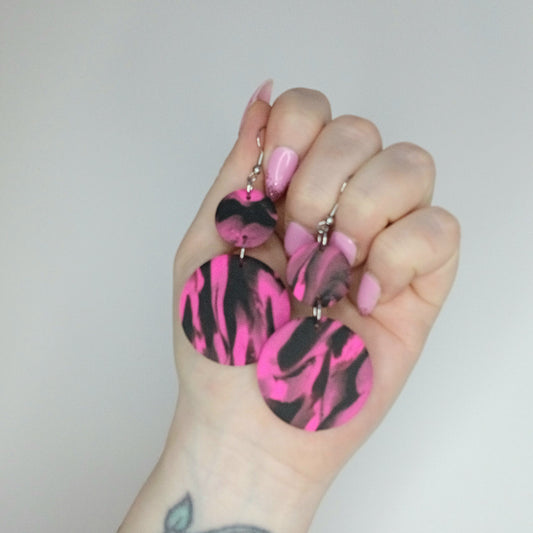 Pinkki-mustat korvakorut kahdella pallolla, eri vaihtoehtoja