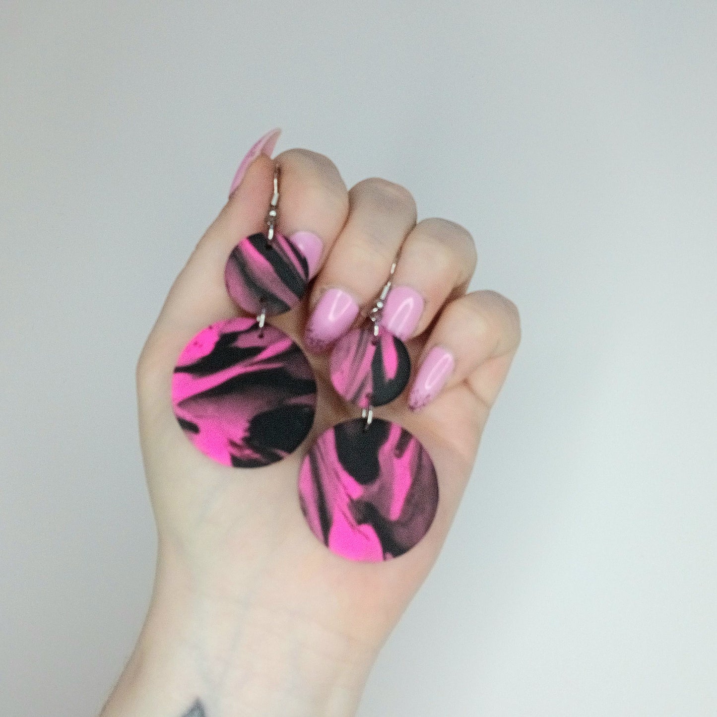 Pinkki-mustat korvakorut kahdella pallolla, eri vaihtoehtoja