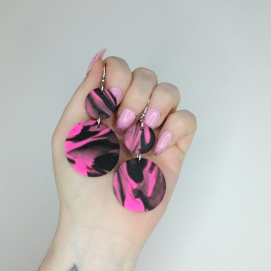 Pinkki-mustat korvakorut kahdella pallolla, eri vaihtoehtoja