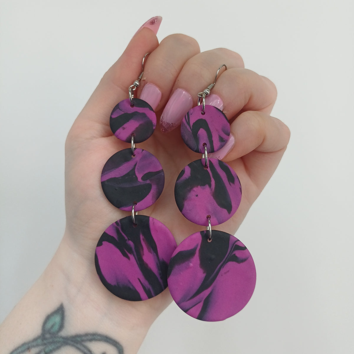 Violetti-mustat korvakorut suuri koko, eri vaihtoehtoja